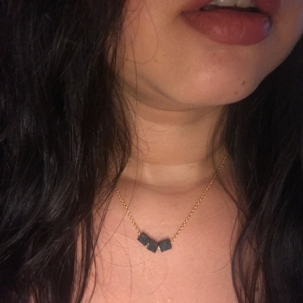 ✨ LAVA ROCK ESSENTIAL OIL DIFFUSER NECKLACE ✨ - Picture 4 of 5